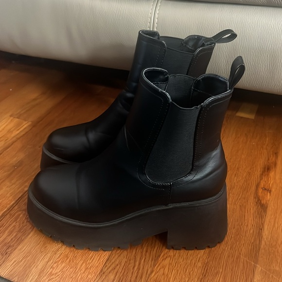 Chariot & Co. boots women’s size 9. Black chunky lug sole. Very comfortable. - Picture 3 of 8